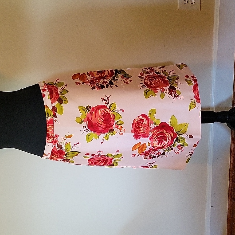 Banana Republic  100% silk floral print skirt. Size 8
